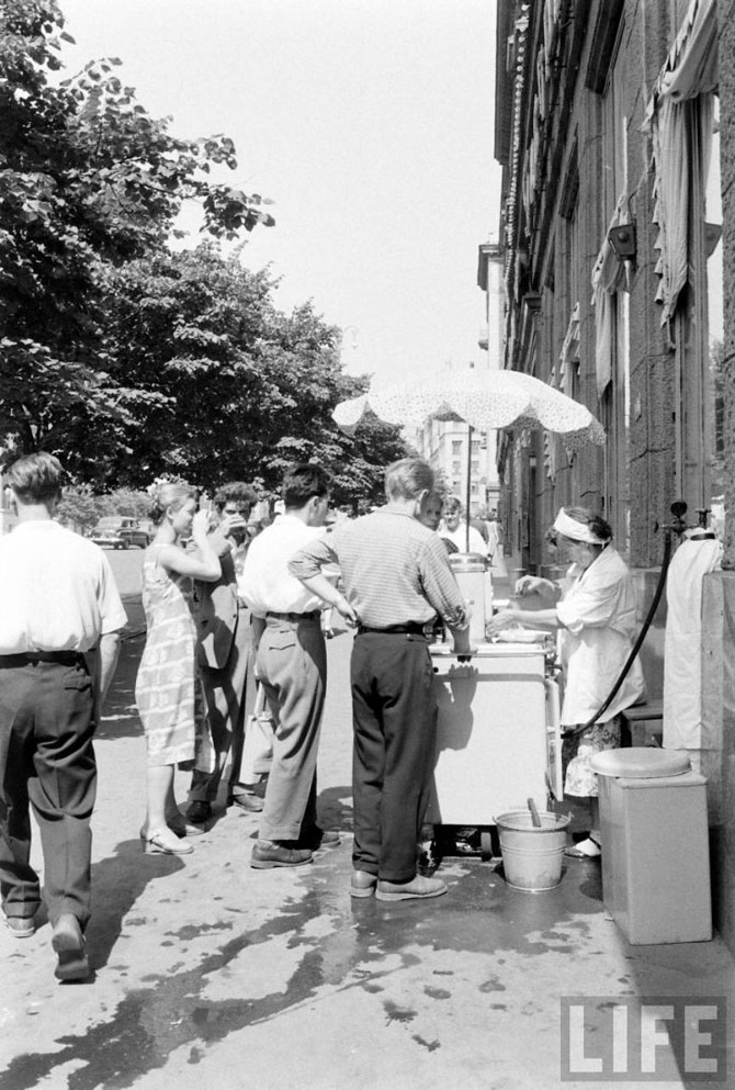 Фото 50 лет назад. СССР 1960 очередь магазин. Советская жизнь Москва 60х. Магазины в СССР 50-60 годы. Жизнь 50 лет назад.